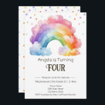 4e födelsedagen Watercolor Rainbow Kids Inbjudningar<br><div class="desc">Roligtens vattenfärgsregnbåge de tematiska barnen party. Tillgänglig som digital nedladdningsutskrift. Underbar för vilken säsong som helst. Låt oss bygg en roligt till din lilla på deras födelsedag! Anpassningsbar,  personlig,  redigerbar vattenfärg för elektronisk nedladdning,  klarfärgad och pastelliserad färg. vismisk illustration,  konetti,  skript</div>