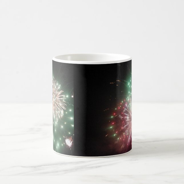 4TH AV JULI FYRVERKERIER MAGISK MUGG (Center)