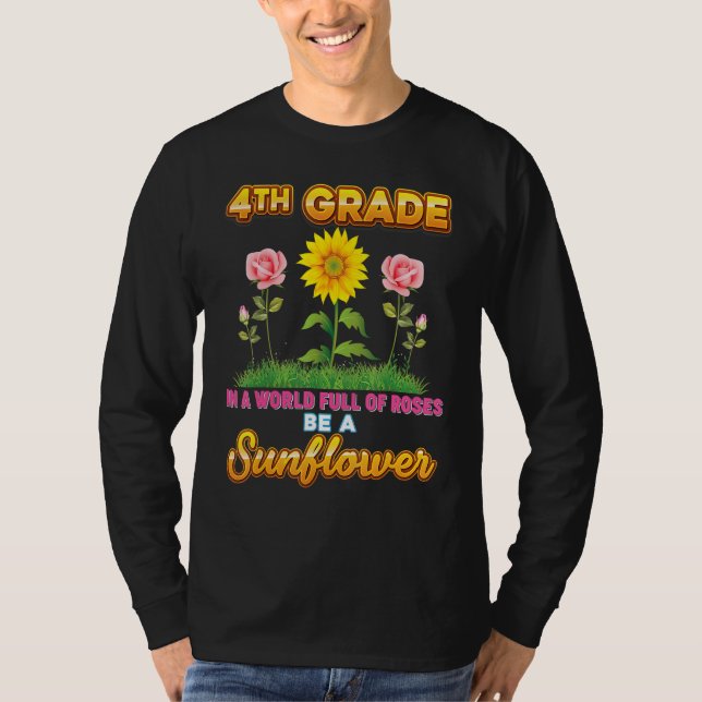 4th Grade In A World Full Of Roses Be A Sunflower  T Shirt (Framsida)