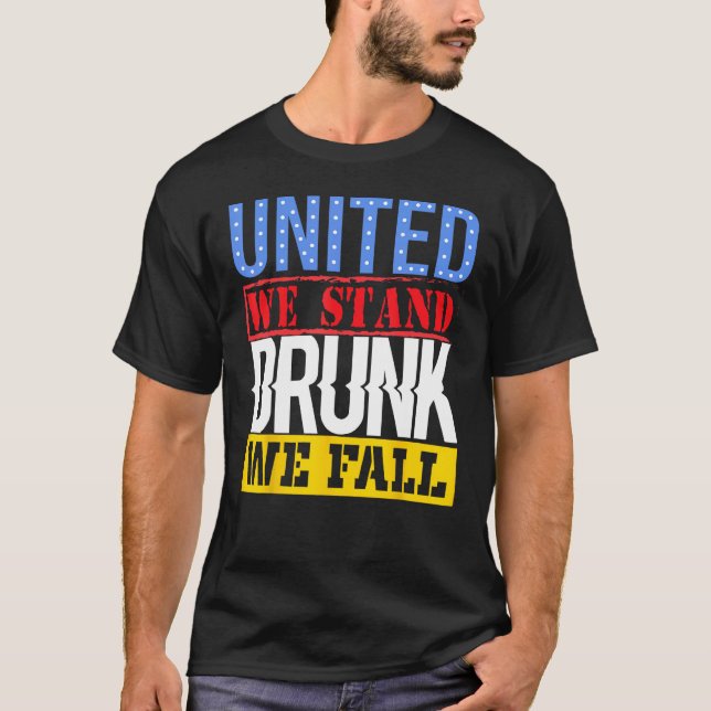 4th July American Holiday United We Stand Drunk We T Shirt (Framsida)