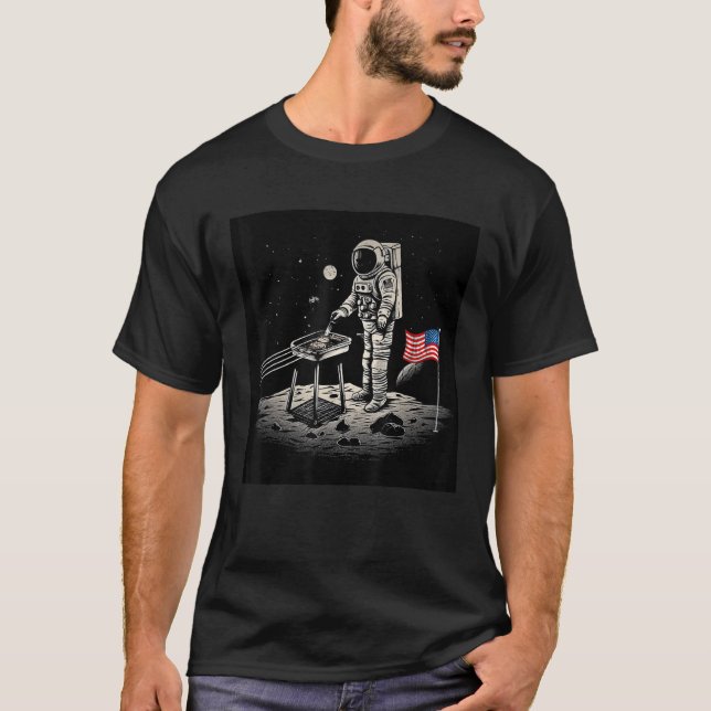 4th of July Astronaut American Flag Grilling on th T Shirt (Framsida)