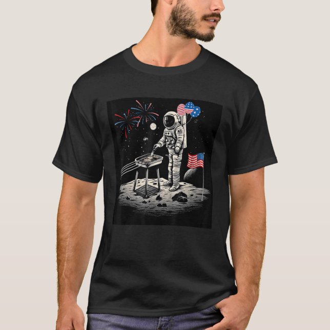 4th of July Astronaut American Flag Space Cookout T Shirt (Framsida)