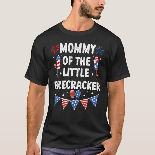 4th of July Birthday Mom Mommy Of The Little Firec T Shirt (Framsida)