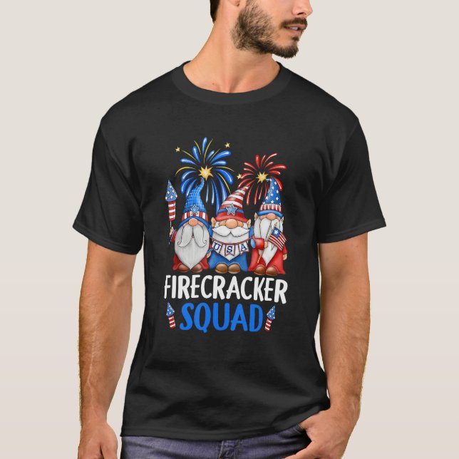 4th Of July Gnomes Lighting Fireworks Firecracker  T Shirt (Framsida)