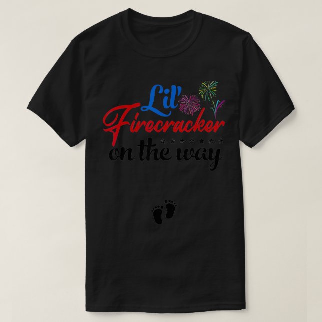 4th Of July Pregnancy Lil' Firecracker On The Way  T Shirt (Design framsida)