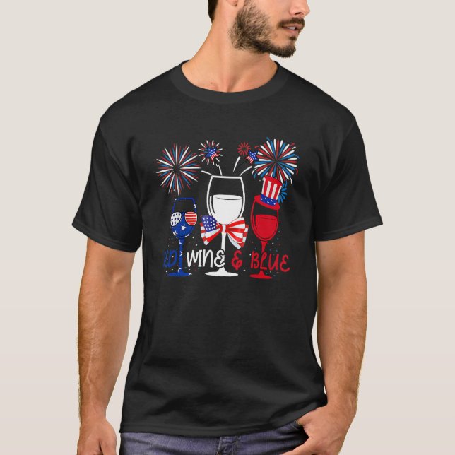 4th Of July Red White Blue Wine Glasses Fireworks  T Shirt (Framsida)