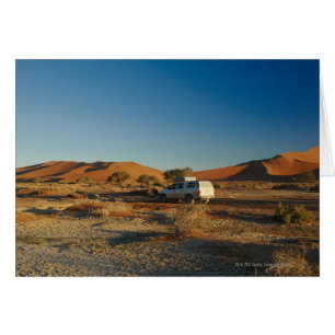 4x4-bil i öknen Namibs landskap vid Hälsningskort