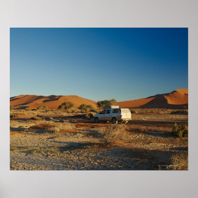 4x4-bil i öknen Namibs landskap vid Poster (Framsidan)
