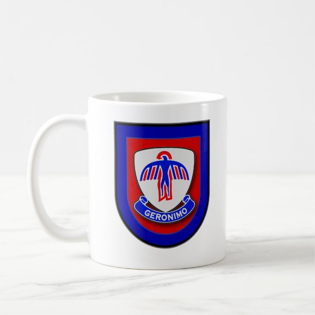 501. Infanterit Regiment den pråliga muggen Kaffemugg (Vänster)