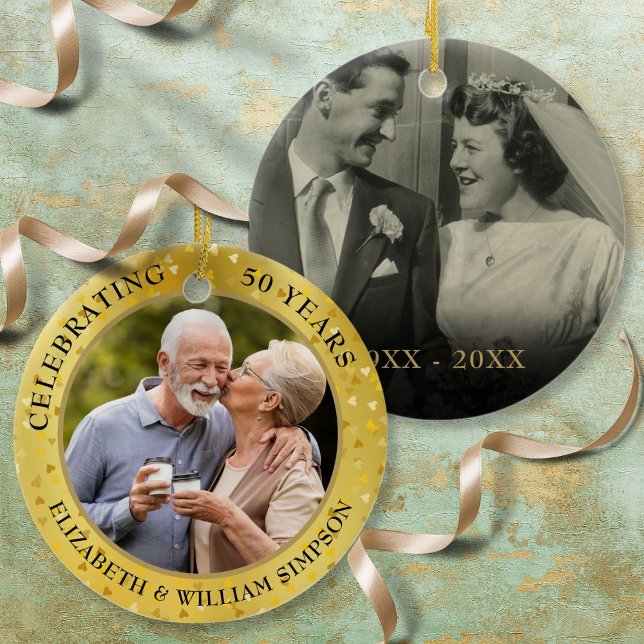 50-års bröllopsdag Guldhjärtan 2 Foto Julgransprydnad Keramik (50th Wedding Anniversary Gold Hearts 2 Photo Ceramic Ornament)