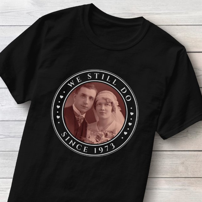 50-års bröllopsdag Vi gör det fortfarande Anpassad T Shirt (50th Wedding Anniversary We Still Do Custom Photo T-Shirt)