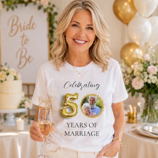 50-års bröllopsfotografi i guld t shirt (Skapare uppladdad)