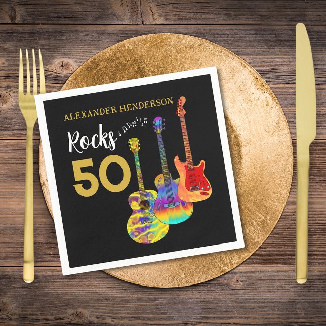 50-års födelsedag Gitarr Rocks 50 Namn Pappersservett (Rock and roll 50th birthday party napkins personalized rocks 50 for him funky guitar gold typography)