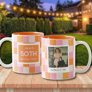 50-års födelsedagscheckad rosa och orange Två-Tonad mugg