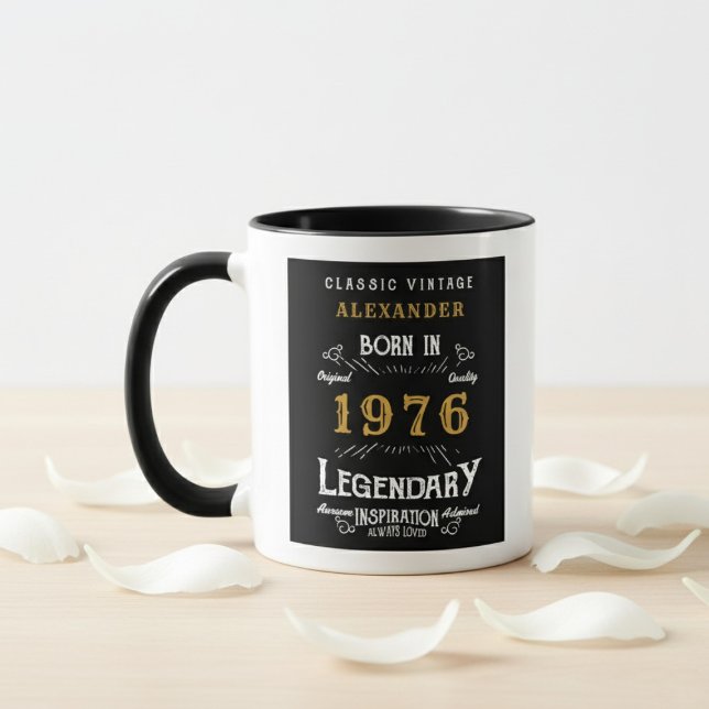 50-årsdag 1976 Legend Retro Svart Personlig Mugg (Born 1976 birthday gift mug. White background, wood table, flower petals.)
