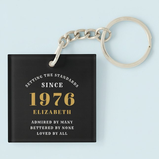 50-årsdag 1976 Personlig Svart Guld (Born 1976 birthday keychain. Pastel background.)