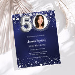 50-årsdag - marin blå fotoinbjudan till silver<br><div class="desc">En modern fotoinbjudan till snyggten för 50:e födelsedagsfesten. En marin blå bakgrund,  dekorerad med stjärnor. Den blå färg är ojämn. Anpassa och lägg till information om foto och party. 1 lakan = 1 inbjudan tryckt kant till kant.</div>