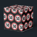 50-årsdag Skylt för hastighetsbegränsning - ALDER  Presentaskar<br><div class="desc">Anpassa din ålder med detta tema för hastighetsbegränsning på festen. Kontrollera matchande kollektion för KOORDINERADE ARTIKLAR.
Original konst av PUPSIKU STUDIO. 100% unik produkt.</div>