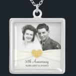 50-årsdagen av Firande Bröllop Photo Pendant Silverpläterat Halsband<br><div class="desc">LÄGG TILL DIN PHOTO - Elegant och romantisk traditionell stil-personlig 50:e Bröllop-årsdagen Foto Pendant. Vintagens charm trimmade med Victorianribbon och monogram. Lägg bara till Brides och Grooms datum i namn eller bröllop för att skapa en unik gåva av ett slag till det speciellare jubileumet. Gör också en underbarare gåva till...</div>
