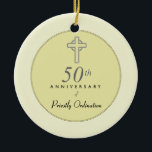 50-årsdagen av prästen med Embossed Kor Julgransprydnad Keramik<br><div class="desc">Religiösa ord om glädje,  godhet och tro med ett präglat kor i grått färg för en mycket speciell jubileum. Skicka din bästa önskemål till en präst på hans 50-årsjubileum. Denna gåva,  souvenir eller gåva i mjuka färg kommer att bli en perfekt överraskning.</div>