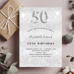 50-årsdagen för inbjudan till silver glitter<br><div class="desc">En modern,  snyggt och glamorös inbjudan till 50:e födelsedagsfesten. En faux silver-tittar bakgrund,  dekorerad med glitter-damm. Anpassa och lägg till ditt namn och information om party. Nummer 50 skrivs med ett stil-skript med ballong. Bakåt: silver,  vykortsdesign.</div>