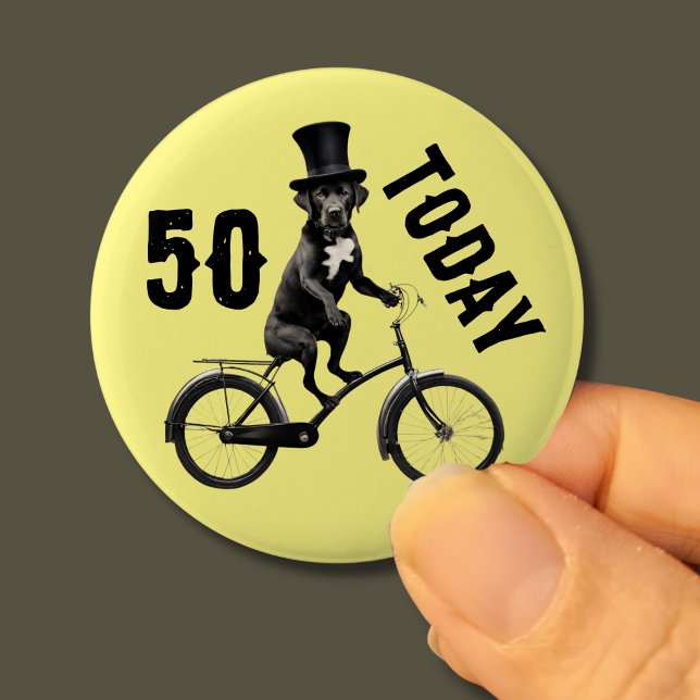 50-årsdagen Hund på en bike som är 50 år gammal Knapp (Skapare uppladdad)