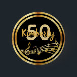 50-årsdagen svart guld musik noter knapp<br><div class="desc">Svart bakgrund med faux guld musik noter i 50:e födelsedagsfesten. Med faux guld ram. Mallar för ålder och namn. Namn är skrivet i ett handskrivet skript i stil. Brev och nummer.</div>