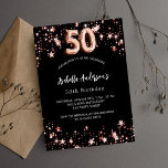 50-årsdagen svarta stjärnor i ro guld inbjudan vykort<br><div class="desc">En klassisk svart bakgrund,  dekorerad med ro guld-stjärnor. Anpassa och lägg till information om namn och party. Numret skrivs med ett skript för ballong stil.</div>