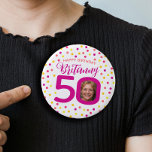 50-årsfoto rosa golden gult confietti knapp<br><div class="desc">Slumpmässigt färgade konfetti fyller 50 år med party som överraskning. I djup rosa, röd, koral, gyllene gult och gult på vitt. Lägg till ditt eget foto från födelsedagstjuren i mitten av 50-årsjubileet och anpassa dig med dina egna 50-årsflickor namn. Andra matchande artiklar och delmålets födelseår finns tillgängliga. Ursprunglig design av...</div>