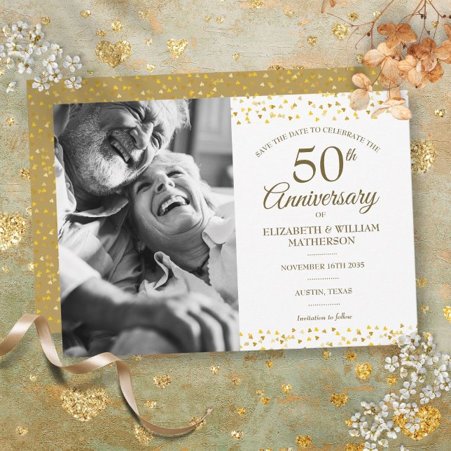 50-årsjubiléet Golden Hearts Spara datumfoto Meddelande (50th Anniversary Golden Hearts Save the Date Photo Announcement)