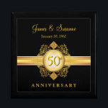 50-årsjubiléet Guld Black Keepsakes Gift Box Smyckeskrin<br><div class="desc">Vackra Viktorianska stil vintage-guld-filigoemblem med juvelaccenter på svart bakgrund. Anpassa bara namn eller använda-monogrammet initialer och bröllop för det speciellare Golden Annium-paret på presentlistan. Kan enkelt anpassas till andra presenter-ge firande - helgdag, födelsedagsår, pension, studenten eller andra speciella tillfällen som förtjänar ett distinkt lektecken. Klicka på Anpassa om du vill...</div>
