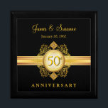 50-årsjubiléet Guld Black Keepsakes Gift Box Smyckeskrin<br><div class="desc">Vackra Viktorianska stil vintage-guld-filigoemblem med juvelaccenter på svart bakgrund. Anpassa bara namn eller använda-monogrammet initialer och bröllop för det speciellare Golden Annium-paret på presentlistan. Kan enkelt anpassas till andra presenter-ge firande - helgdag, födelsedagsår, pension, studenten eller andra speciella tillfällen som förtjänar ett distinkt lektecken. Klicka på Anpassa om du vill...</div>