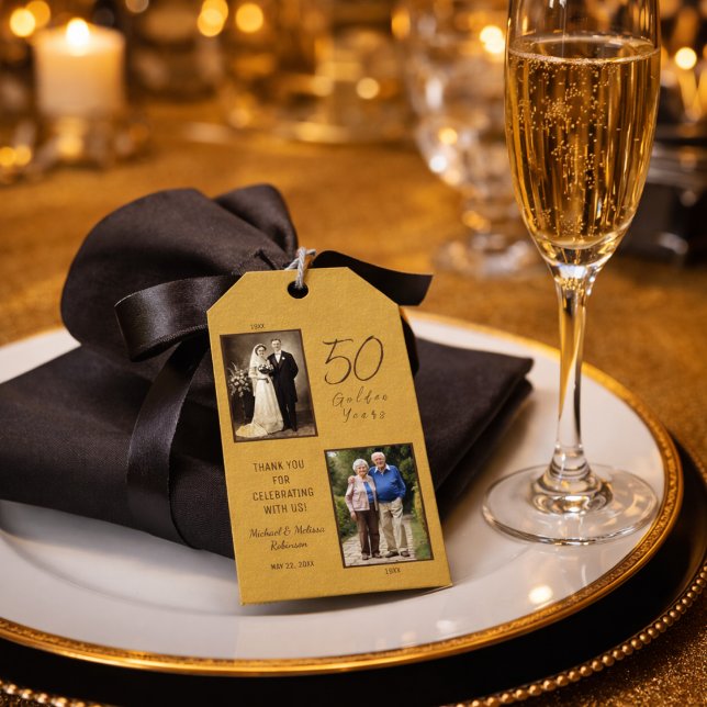 50-årsjubiléet Guld favorittagg Presentetikett (Golden 50th anniversary favor tag styled at an elegant champagne place setting.)