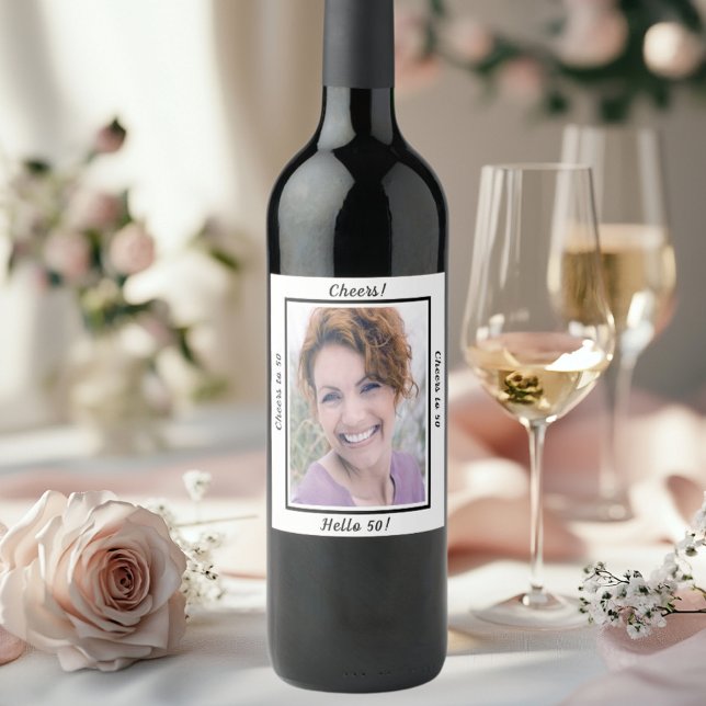 50-årsjubileum för fototurer 50 år kvinnor vinflaska etikett (Skapare uppladdad)