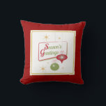 50-årsjubileum för julgrafik i Stil Kudde<br><div class="desc">Julkudden har en stil-design för vintagen 1950 med röd och muterad grönt (oliv grönt) och texten: Säsongens hälsningar. Utformningen är accentuerad med två årgång julprydnadsföremål träd och 50 tittar guld-stjärnor.</div>