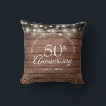 50-årsjubileum Rustika strängljus i guldstoft Kudde<br><div class="desc">Med strängljus och guldstoftskonfetti på en rustik bakgrund av träpaneler. Personifiera med din speciella femtioårs gyllene jubileumsinformation i chic bokstavsstil. Designad av Thisisnotme©</div>