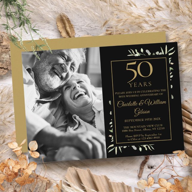 50-årsjubileum Svart Guld Grönska Foto Inbjudningar (50th Wedding Anniversary Black Gold Greenery Photo Invitation)