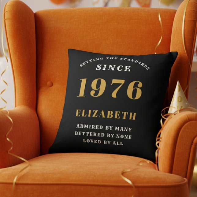 50-årspresent Personlig 1976 Svart Guld Kudde (Personalized 50th birthday pillow on a vibrant orange velvet wingback chair)