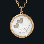 50:e årsdagen för Golden Bröllop Guldpläterat Halsband<br><div class="desc">Personlig 50:e bröllop-årsdagen halsband med guld-hjärtballonger. En modern gåva till ge för en make när hans fru firade femtio år av giftermål eller ett barn till ge till morsa på sin gyllene bröllop-årsdag. Matchningskort finns också i den här söten.</div>