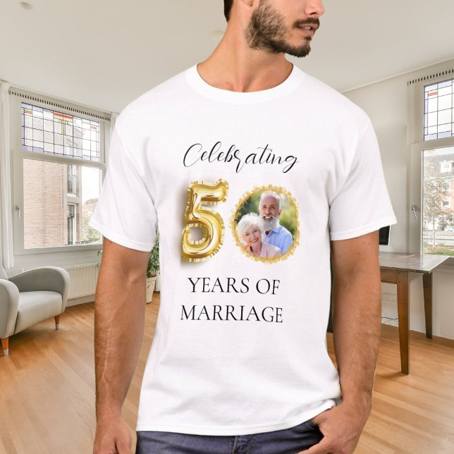 50:e bröllop-årsdagen av fotot på guld t shirt (Skapare uppladdad)