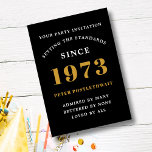 50:e födelsedag 1973 Svarta Guld Lägg till Namn år Inbjudningar<br><div class="desc">För dem som firar sin födelsedag har vi det idealiska födelsedagsfest inbjudan-kortet. Elegantens bakgrund med guld-design är enkel och chic. Anpassa enkelt texten längst fram och baktill på det här födelsedagsinbjudningskortet med hjälp av den mall som finns. En del av standardskalan för kort,  party och gåvor.</div>
