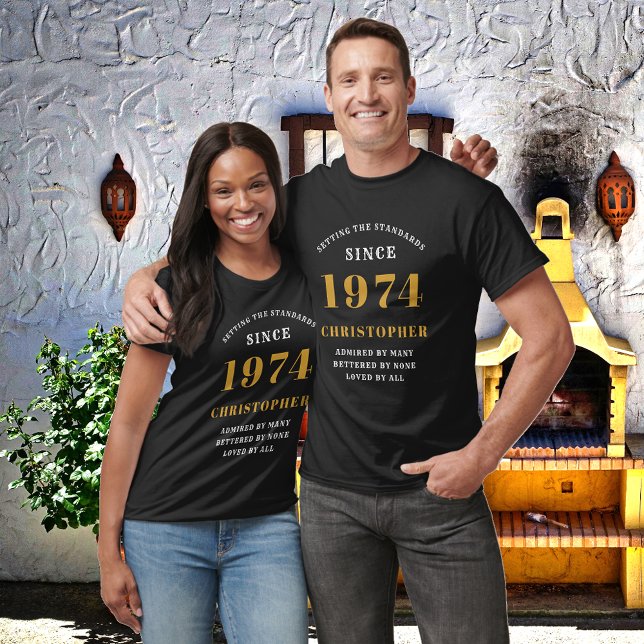 50:e födelsedag 1974 Lägg till Namn Black Guld Par T Shirt (Custom 50th Birthday Guest of Honor Black and Gold T-Shirt – Born 1974 Edition)