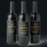 50:e födelsedag Born 1973 Add Namn Black Guld Vinflaska Etikett<br><div class="desc">Personlig Födelsedag lägg till ditt namn och årsetiketten vin. Redigera namn och år med den angivna mallen. En underbar födelsedagsfest av anpassningsbar. Fler gåvor och party-förråd finns tillgängliga med utformningen "standardinställningar" i butiken.</div>