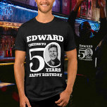 50:e födelsedag med vit text från namn t shirt<br><div class="desc">Lycklig 50:e födelsedagstexten, namn och t-shirt för foto. Roligtens 50:e personligens fotot-shirt i fet vit textdesign. Anpassa den här födelsedagskjortan med ett foto av födelsedagskalkylen i mitten på siffran 0. Underbar idé om att lägga till lite roligt till en milstolpe för firande 50 födelsedagsfester. Andra matchande artiklar och alternativ för...</div>