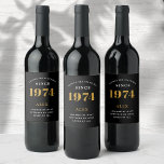 50:e födelsedag Namn 1974 Svarta Guld-Elegantens C Vinflaska Etikett<br><div class="desc">1974 Vintage 50:e födelsedagsetiketten Black & Guld Elegant Vin Fira din milstolpe med vår exklusiv 1974 Vintage, 50-årsfirandet av vin. Den noggrant designade etiketten med häpnadsväckande svarta och guld-nyanser förbättrar utan problem den visuella appellen hos vin som är din favorit. År 1974, som finns med på etiketten, tillför en nostalgisk...</div>