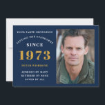 50:e födelsedagen 1973 Namn Photo Blue Guld Inbjudningar<br><div class="desc">För dem som firar sin födelsedag har vi det idealiska födelsedagsfest inbjudan med möjlighet att lägga till ett foto. Den blå bakgrunden med vit och guld typografisk design är enkel och ändå elegant. Anpassa enkelt texten för den här födelsedagspresenten med hjälp av den mall som tillhandahålls. Sök i butiken efter...</div>