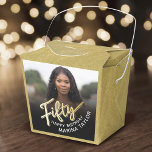 50:e födelsedagen Fyrtio skript svart foto med gul Presentaskar<br><div class="desc">Femtio guld-skript och guld ser två parallella fotoparaffischer. Anpassa den här 50:e födelsedagsfesten fotoaffischen med dina egna födelsedagsflickor namn och foto av din födelsedagsflicka eller pojke. Andra år och matchande artiklar är tillgängliga och kan skapas på begäran. © Original design by Sarah Trett for www.mylittleeden.com on Zazzle.</div>