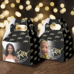 50:e födelsedagen Fyrtio skript svart foto med gul Presentaskar<br><div class="desc">Ett 50 guld-skript påverkar två sidofoto-partys. Anpassa den här 50:e födelsedagsfesten fotoaffischen med dina egna födelsedagsflickor namn och två foton på din födelsedagsflicka eller pojke ett på vardera sidan. Andra år och matchande artiklar är tillgängliga och kan skapas på begäran. © Original design by Sarah Trett for www.mylittleeden.com on Zazzle....</div>