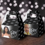 50:e födelsedagen Fyrtio skript svart foto med sil Presentaskar<br><div class="desc">Femtio silver-skript och silver-effekter två sidofoto-partyer. Anpassa den här 50:e födelsedagsfesten fotoaffischen med dina egna födelsedagsflickor namn och två foton på din födelsedagsflicka eller pojke ett på vardera sidan. Andra år och matchande artiklar är tillgängliga och kan skapas på begäran. © Original design by Sarah Trett for www.mylittleeden.com on Zazzle....</div>
