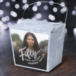 50:e födelsedagen Fyrtio skript svart foto med sil Presentaskar<br><div class="desc">Femtio silver-skript och silver-effekter två sidofoto-partyer. Anpassa den här 50:e födelsedagsfesten fotoaffischen med dina egna födelsedagsflickor namn och foto av din födelsedagsflicka eller pojke. Andra år och matchande artiklar är tillgängliga och kan skapas på begäran. © Original design by Sarah Trett for www.mylittleeden.com on Zazzle.</div>